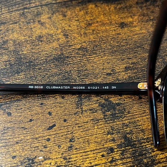 Ray-Ban Clubmaster sunglasses (RB3016). Tortoise on gold frame/green lenses - Picture 5 of 11